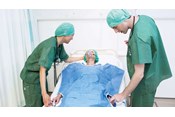 Mit BARRIER EasyWarm zugedeckter Patient
